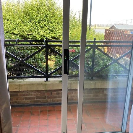 Comfortable Room With Private Balcony And Shared House London Eksteriør billede